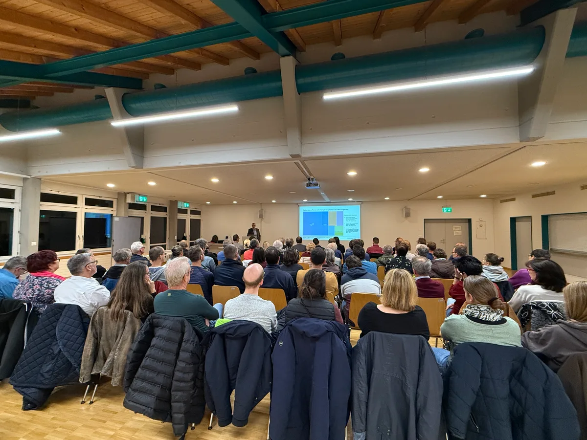 Man sieht das Publikum am Infoanlass zur geplanten Steuerfusserhöhung in der Mehrzweckhalle Hinwil.